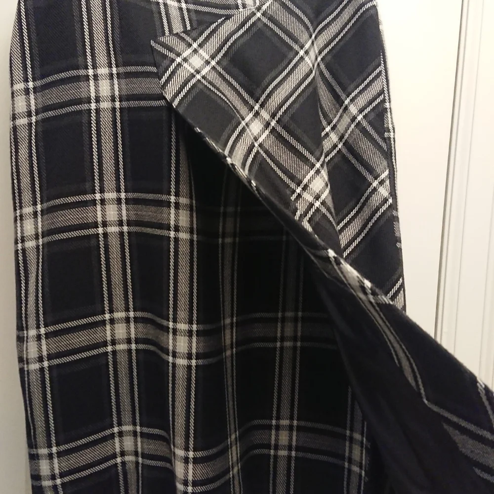 Black & grey plaid skirt - Picture 3 of 8